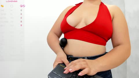 Snapshot of milu_gomez chatting on 12-18-24, 07:52 Milu Gomez online show from 12-18-24, 07:52