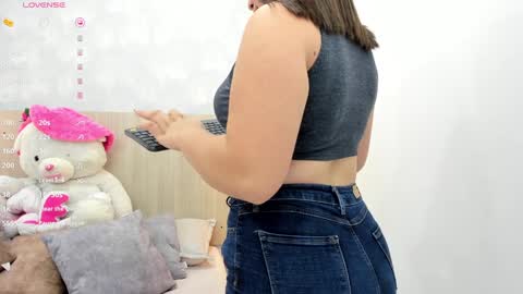 Snapshot of milu_gomez chatting on 12-29-24, 07:22 Milu Gomez online show from 12-29-24, 07:22