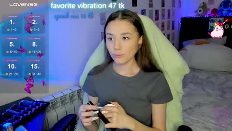 Snapshot of milyamess chatting on 02-28-25, 04:53 Emily online show from 02-28-25, 04:53