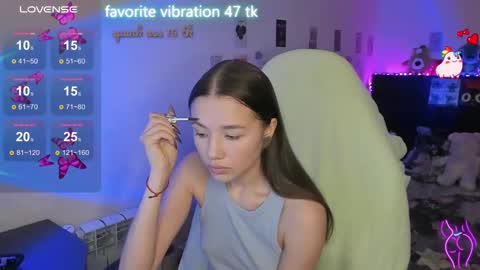 Snapshot of milyamess chatting on 03-10-25, 02:48 Emily online show from 03-10-25, 02:48