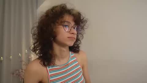 Snapshot of mimilicks chatting on 09-17-25, 07:43 IRIS online show from 09-17-25, 07:43