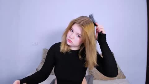 hi Im Mina  online show from 10-21-25, 10:43