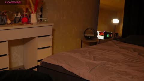 Emily online show from 04-07-26, 02:39