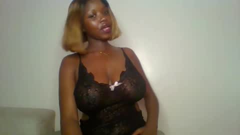 Snapshot of mini_barbie chatting on 04-25-26, 08:50 STRAWBERRY online show from 04-25-26, 08:50
