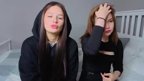 Snapshot of mini_bunny_mini chatting on 10-15-25, 06:13 KarinaLeila online show from 10-15-25, 06:13