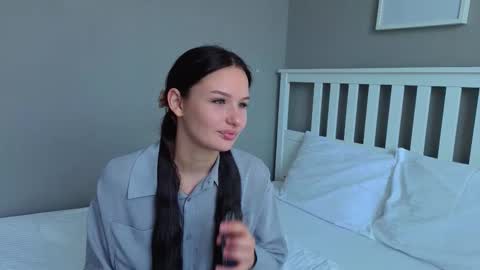 Snapshot of mini_bunny_mini chatting on 10-24-25, 06:54 KarinaLeila online show from 10-24-25, 06:54