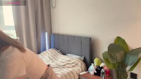 Snapshot of minicleo chatting on 09-28-25, 12:21 Cleo online show from 09-28-25, 12:21