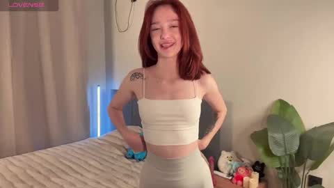 Snapshot of minicleo chatting on 10-19-25, 02:18 Cleo online show from 10-19-25, 02:18