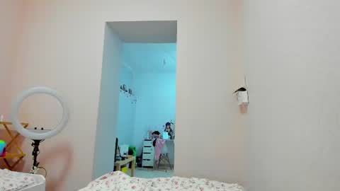 Snapshot of minidiva_ chatting on 06-20-26, 08:55 Amelia online show from 06-20-26, 08:55