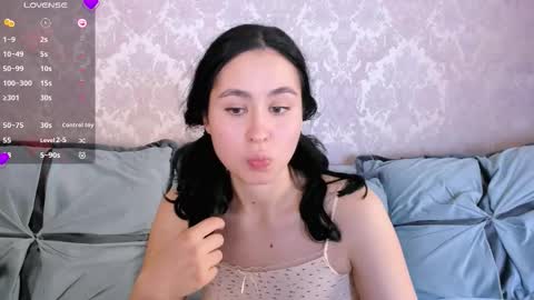 Snapshot of minniiemile chatting on 11-06-25, 08:10 Minnie online show from 11-06-25, 08:10