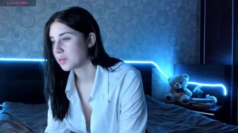 Snapshot of mionill chatting on 12-18-25, 12:06 Hi Im Naomi online show from 12-18-25, 12:06