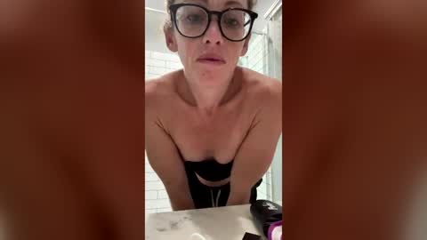 Snapshot of mischiefmamaxs chatting on 07-27-26, 05:36 mischiefmamaxs online show from 07-27-26, 05:36