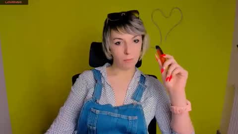 Snapshot of mishelle_blondie chatting on 04-27-26, 03:10 Mishelle online show from 04-27-26, 03:10