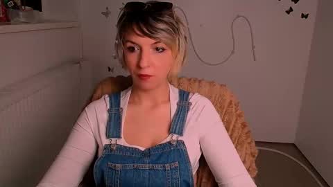 Snapshot of mishelle_blondie chatting on 05-02-26, 03:06 Mishelle online show from 05-02-26, 03:06