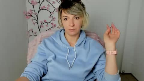 Snapshot of mishelle_blondie chatting on 05-11-26, 04:59 Mishelle online show from 05-11-26, 04:59