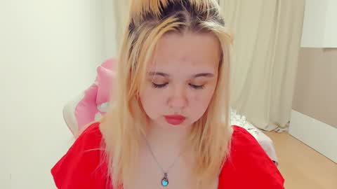 Snapshot of miss__selena chatting on 01-25-25, 04:24 miss__selena online show from 01-25-25, 04:24