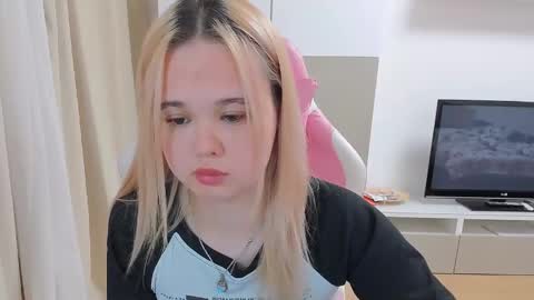 Snapshot of miss__selena chatting on 02-18-25, 08:25 miss__selena online show from 02-18-25, 08:25