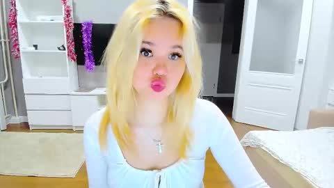 Snapshot of miss__selena chatting on 12-15-25, 09:08 miss__selena online show from 12-15-25, 09:08