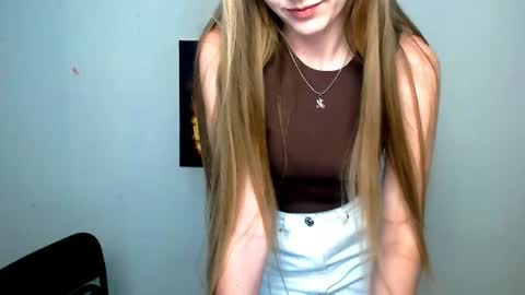 Snapshot of miss_angelina_ chatting on 06-12-26, 06:23 Angelina online show from 06-12-26, 06:23