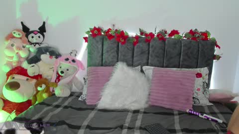 Snapshot of miss_brunette_ chatting on 01-01-25, 12:11 lucy 3 online show from 01-01-25, 12:11