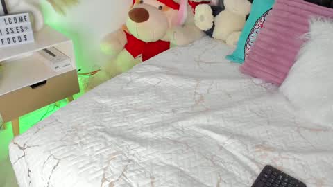 Snapshot of miss_brunette_ chatting on 01-28-25, 04:08 lucy 3 online show from 01-28-25, 04:08