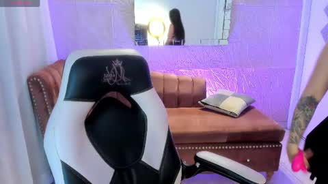 Snapshot of miss_isabella_m chatting on 06-17-26, 01:01 Isabella online show from 06-17-26, 01:01