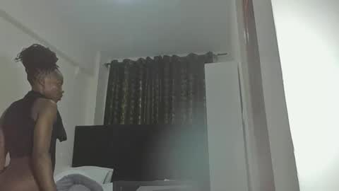 Miss Kiarrafit online show from 11-18-25, 07:57