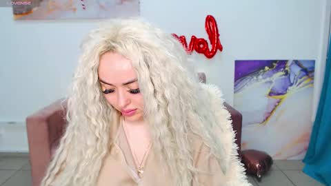 Snapshot of miss_kiten chatting on 02-19-25, 12:14 miss_kiten online show from 02-19-25, 12:14