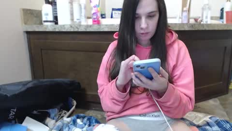 Snapshot of miss_sunshine01 chatting on 02-04-25, 02:28 Bella online show from 02-04-25, 02:28