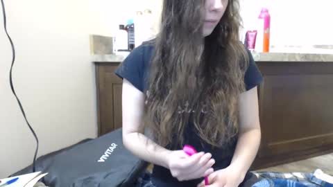 Snapshot of miss_sunshine01 chatting on 02-15-25, 12:59 Bella online show from 02-15-25, 12:59