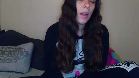 Snapshot of miss_sunshine01 chatting on 09-25-25, 01:59 Bella online show from 09-25-25, 01:59