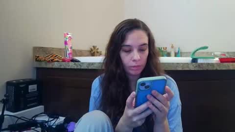 Snapshot of miss_sunshine01 chatting on 10-18-25, 06:19 Bella online show from 10-18-25, 06:19