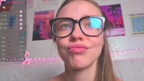 Snapshot of miss_sweetbb chatting on 05-11-26, 02:45 Bella online show from 05-11-26, 02:45