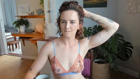 Alexandra Thorn online show from 02-05-26, 10:53