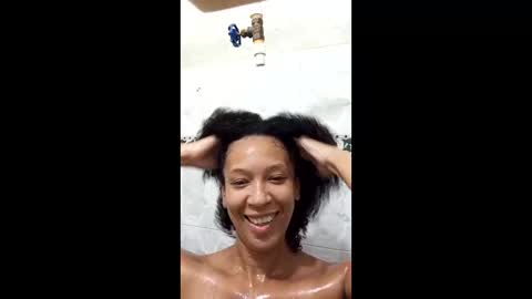 Snapshot of misscruzxz chatting on 04-21-26, 02:56 Donna di Diamanti online show from 04-21-26, 02:56