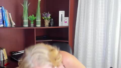 Snapshot of missescarleth chatting on 02-20-25, 08:39 Escarlet online show from 02-20-25, 08:39