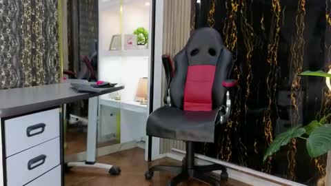 Snapshot of missescarleth chatting on 10-21-25, 02:56 Escarlet online show from 10-21-25, 02:56
