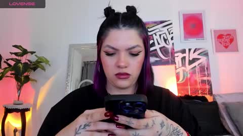 Snapshot of misshuntt3rs chatting on 01-09-25, 02:43 Annie online show from 01-09-25, 02:43