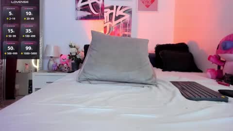 Snapshot of misshuntt3rs chatting on 02-07-25, 06:03 Annie online show from 02-07-25, 06:03