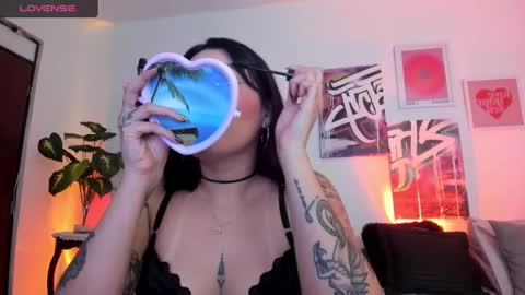 Snapshot of misshuntt3rs chatting on 02-20-25, 02:40 Annie online show from 02-20-25, 02:40