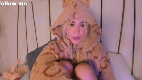 Snapshot of missjuliaa_ chatting on 12-19-24, 11:50 A N N Y online show from 12-19-24, 11:50