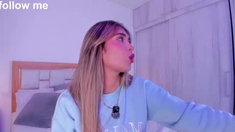 Snapshot of missjuliaa_ chatting on 10-18-25, 03:09 A N N Y online show from 10-18-25, 03:09
