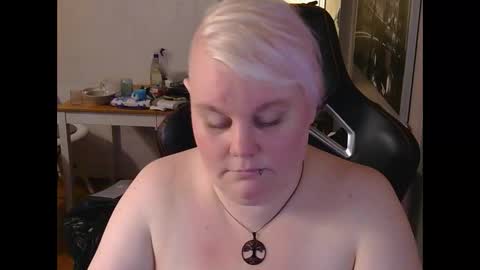 Snapshot of misslj90 chatting on 06-06-26, 08:02 misslj90 online show from 06-06-26, 08:02
