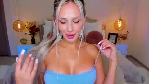 Snapshot of misslou_ chatting on 08-07-26, 05:31 Lou online show from 08-07-26, 05:31