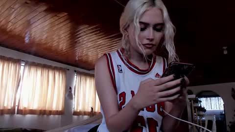 Snapshot of missluna27 chatting on 12-03-24, 08:39 Miss Luna online show from 12-03-24, 08:39