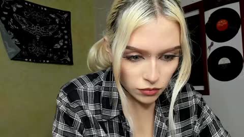 Snapshot of missluna27 chatting on 12-31-24, 04:16 Miss Luna online show from 12-31-24, 04:16