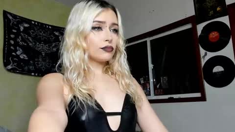 Snapshot of missluna27 chatting on 03-12-25, 01:36 Miss Luna online show from 03-12-25, 01:36