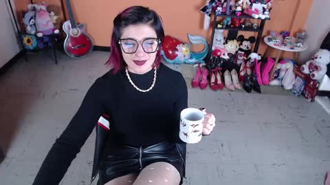 Snapshot of missmia2 chatting on 01-05-25, 04:27 Miss Mia online show from 01-05-25, 04:27