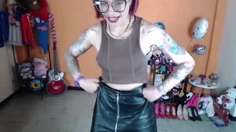 Snapshot of missmia2 chatting on 01-19-25, 04:46 Miss Mia online show from 01-19-25, 04:46