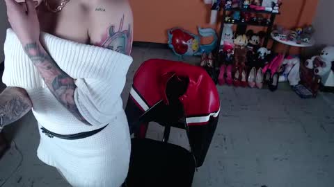 Snapshot of missmia2 chatting on 01-23-25, 01:02 Miss Mia online show from 01-23-25, 01:02